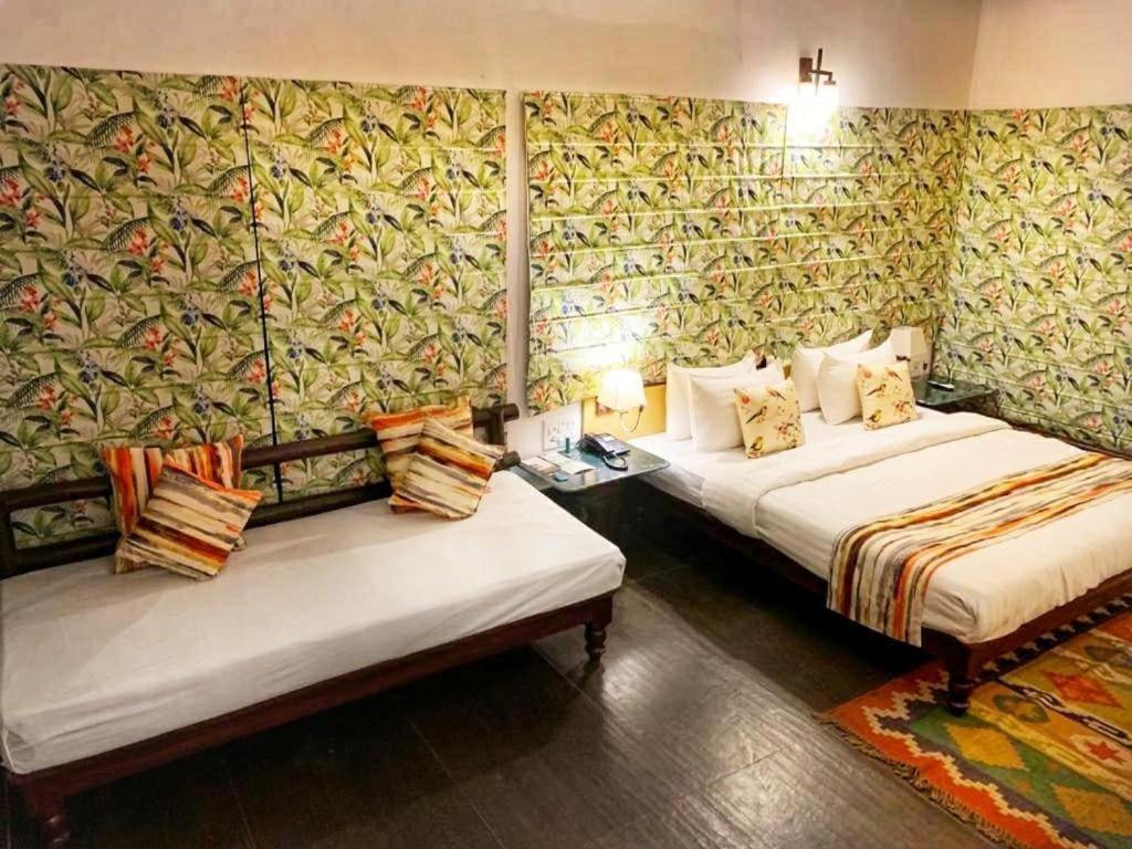 เดอะ ริเวอร์วูด ฟอเรสต์ รีทรีต เพนช์ Hotel Khawasa ภายนอก รูปภาพ